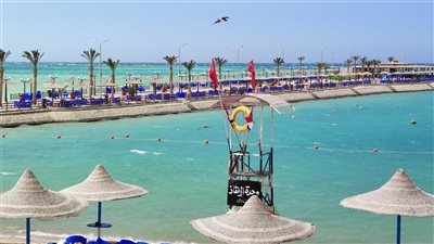 بسبب ارتفاع الأمواج.. شواطئ الغردقة ترفع الرايات الحمراء| صور