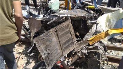 مصرع شخص وإصابة آخر في تصادم قطار مكيف بتوك توك على مزلقان المراغة بسوهاج | صور 