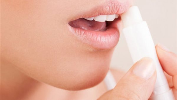 وضع مرطب للشفاه في