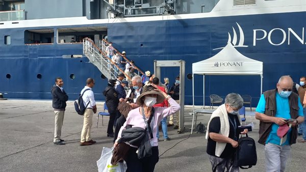 السويس تستقبل 120 سائحا