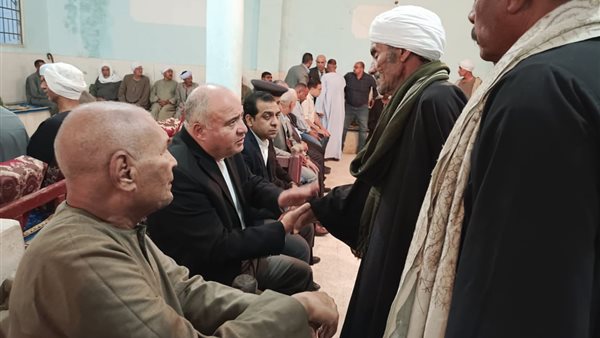 محافظ قنا يقدم واجب