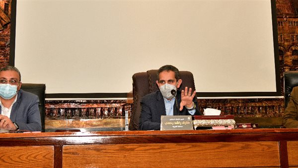 محافظ الغربية يناقش