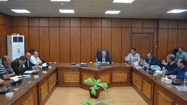 محافظ المنيا يجتمع