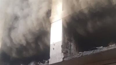 شهود عيان على حريق مصنع مانيكانات بجسر السويس: بيحاولوا يطفوه من 10 الصبح | بث مباشر