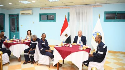 في لفتة إنسانية.. محافظ قنا يشارك عمال النظافة إفطار رمضان | صور