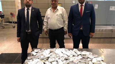 ضبط راكبة بمطار القاهرة حاولت تهريب كميات من الأدوية داخل عبوات غذائية
