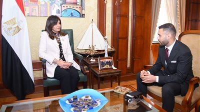 بعد لقائها إسلام العشيري بطل إنقاذ المدنيين في أوكرانيا.. وزيرة الهجرة: تسلم الإيد اللى ربت