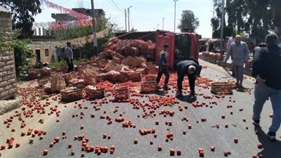 إصابة شخصين في انقلاب سيارة نقل محملة بطماطم بالإسماعيلية 