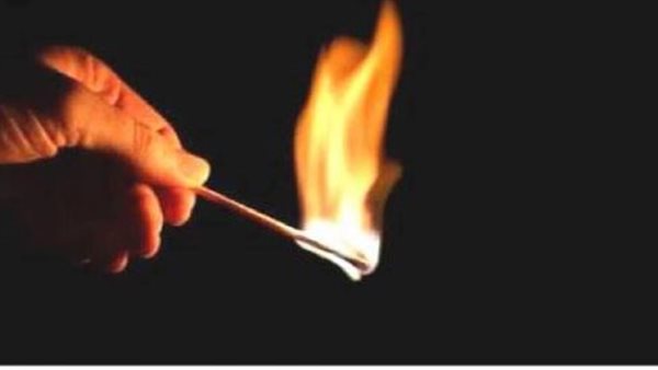 يشعل النيران - تعبيرية