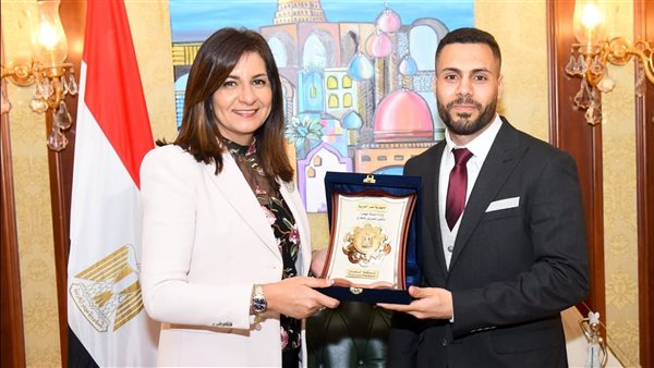 وزيرة الهجرة مع إسلام