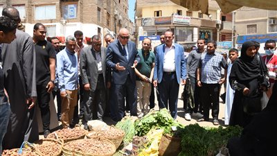 محافظ قنا يفاجئ أسواق قوص لضبط الأسعار | صور