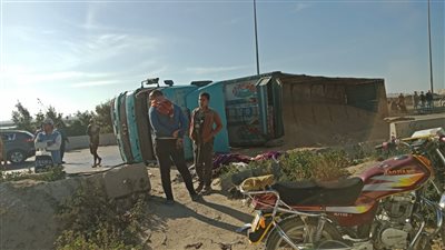 غلق طريق الإسكندرية الصحراوي اتجاه القاهرة بعد انقلاب سيارة نقل مُحملة بالغلال