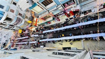 1200 مواطنًا يُنظمون مائدة إفطار جماعي في الشارع بالعاشر من رمضان |صور 