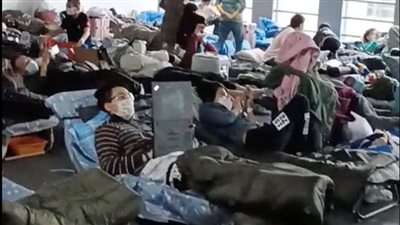 100 شخص في غرفة.. سكان شنجهاي غاضبون من وضع الحجر الصحي وأحدهم: نأكل الخبز فقط