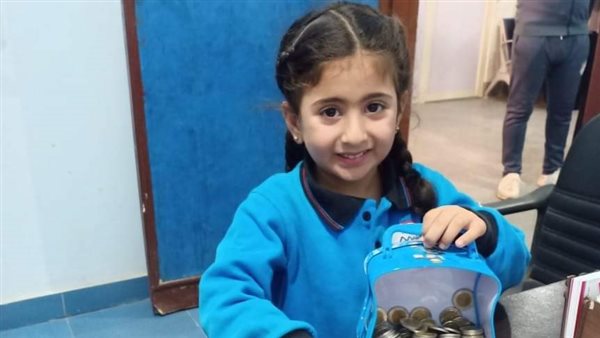 طفلة تتبرع بحصالتها
