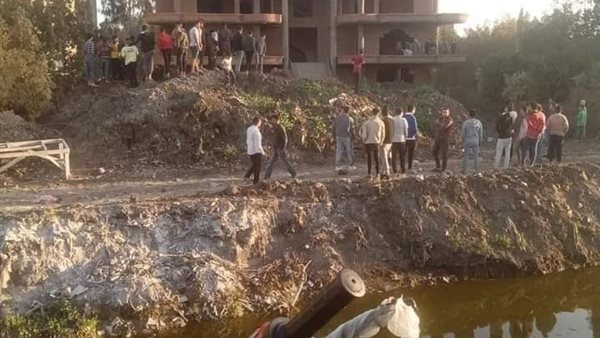 تجمع الأهالي أمام