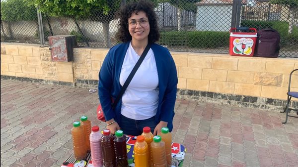 فتاة تبيع العصائر