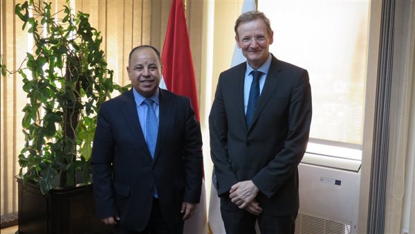 وزير المالية مع نائب