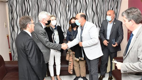 محافظ أسوان مع سفيري