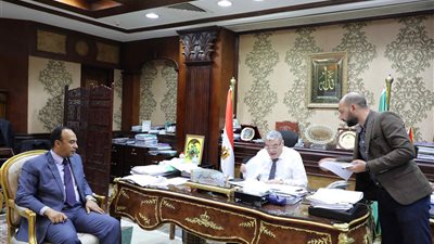 محافظ المنيا يتابع معدلات تنفيذ مشروعات حياة كريمة