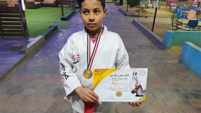  بعد شهرين فقط من ممارسة اللعبة.. طفل سوهاجي يفوز بالميدالية الذهبية والمركز الأول على مستوى الجمهورية في الكاراتيه | صور