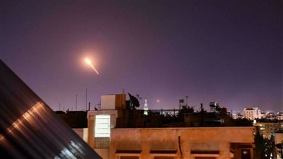 الدفاع الجوي السوري يتصدى لهجوم صاروخي إسرائيلي بسماء دمشق 