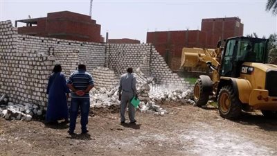 تسوية وتمهيد الجزء المنهار من مصرف قرية الكاجوج بأسوان نتيجة تعديات بعض المزارعين