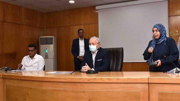 محافظ الأقصر أثناء