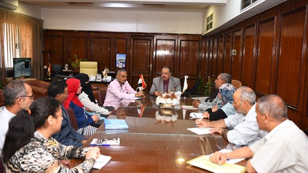 سكرتير عام قنا يناقش