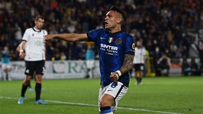 إنتر ميلان يفوز على سبيزيا ويتصدر الدوري الإيطالي مؤقتًا