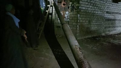 تسبب في انقطاع التيار.. سقوط عامود إنارة على منزل بالمنيا دون إصابات