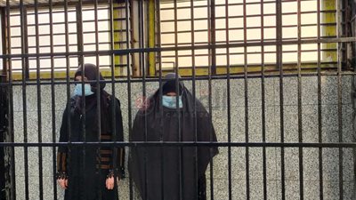 داخل القفص الحديدي.. ننشر الصور الأولى لـ أم وابنتها قتلتا سيدة لسرقة ذهبها في الفيوم