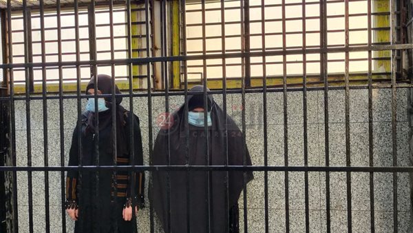 المتهمين داخل القفص