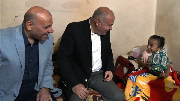 محافظ قنا يزور الطفلة