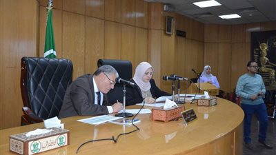 إنشاء منزل وكرسي متحرك وسماعات أطفال.. محافظ المنيا يعقد لقاء خدمة مع المواطنين