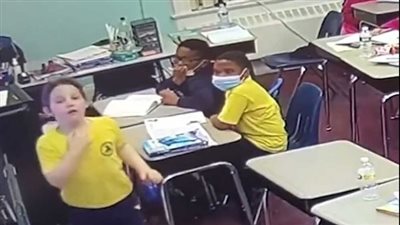 معلمة أمريكية تنجح في إنقاذ حياة طفل بعد ابتلاعه غطاء زجاجة |فيديو