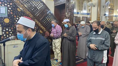 العشرات يؤدون صلاة التراويح بمسجد النصر بالمنصورة | صور