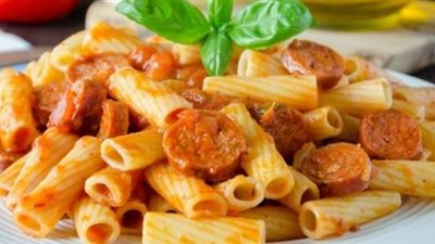 فطار اليوم.. بينك صوص بالسجق وفرايد اتشيكن