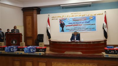 سعفان يسلم ماكينات خياطة وشنط عدة لأوائل خريجي التدريب المهني ببني سويف