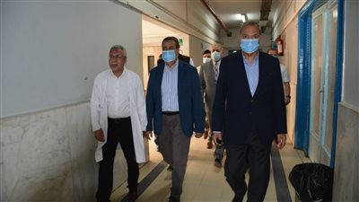 محافظ القليوبية يتفقد آثار حريق نشب بعمارة في بنها ويزور المصابين