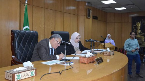 محافظ المنيا يعقد