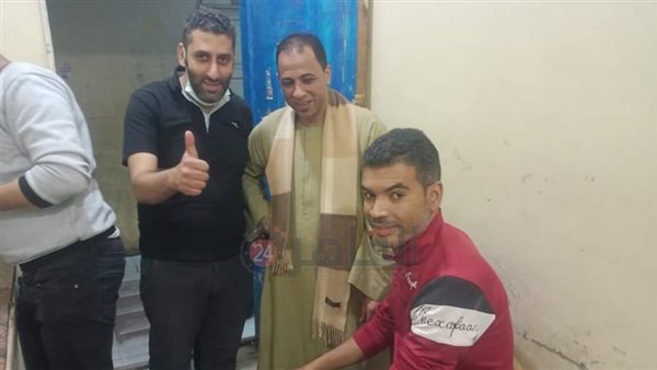 مسلم يتبرع بالدم