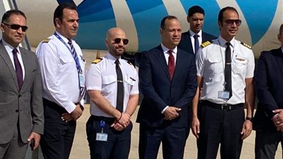 قنصل مصر العام بالإنابة في بنغازي يستقبل أول رحلة لشركة مصر للطيران إلى مطار بنغازي