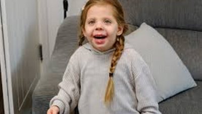 بعد إصابتها بمرض نادر.. طفلة تفقد قدرتها على الكلام والمشي