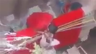 الأجهزة المعنية تفحص فيديو متداولا لشخص يعذب طفلة أعلى بلكونة منزل | فيديو