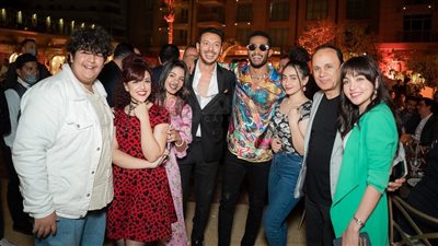  بين السيلفي والأحضان.. نجوم الفن والسياسية والإعلام يحتفلون بانتهاء تصوير دايمًا عامر