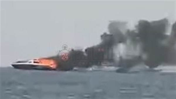 حرق لنش سياحي في