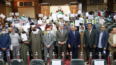 الدفعة الثالثة بالقاهرة.. سعفان يسلم 1823 وثيقة تأمين ضد الحوادث للعمالة غير المنتظمة 