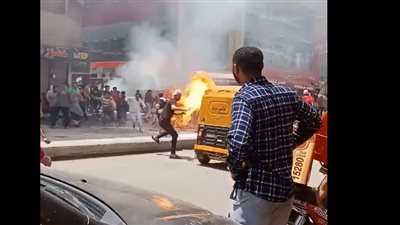 فيديو متداول لأنبوبة بوتاجاز مشتعلة وسط الشارع بجسر السويس ومحاولات لمنع انفجارها