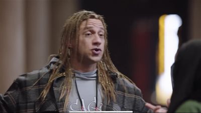 مسلسل الكبير أوي الحلقة 18.. جوني يدمن الإنترنت ويحتاج إلى 200 ألف جنيه لشراء متابعين 